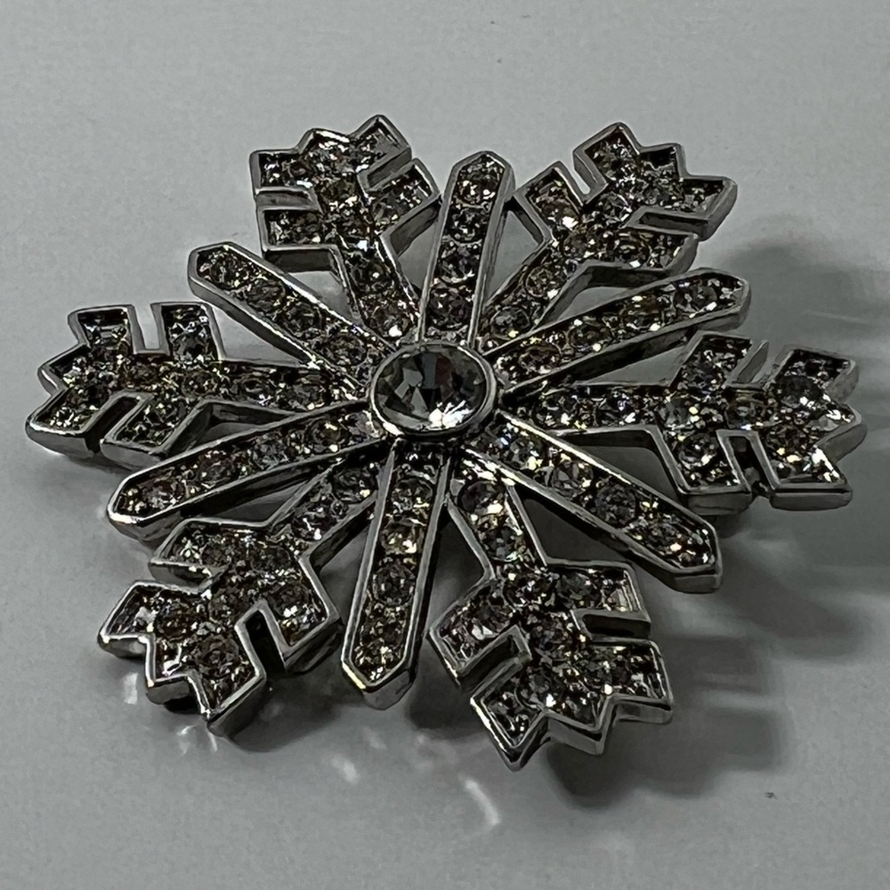 Vintage Monet Sparkly Silver Snowflake Rhinestone Brooch/Pin